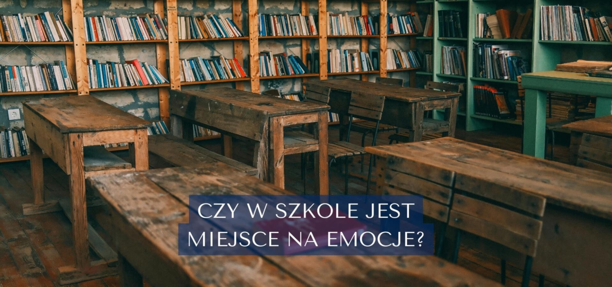 Pusta klasa, na środku tytuł wpisu: Czy w szkole jest miejsce na emocje?