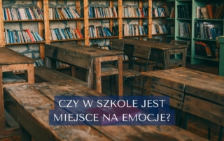 Pusta klasa, na środku tytuł wpisu: Czy w szkole jest miejsce na emocje?